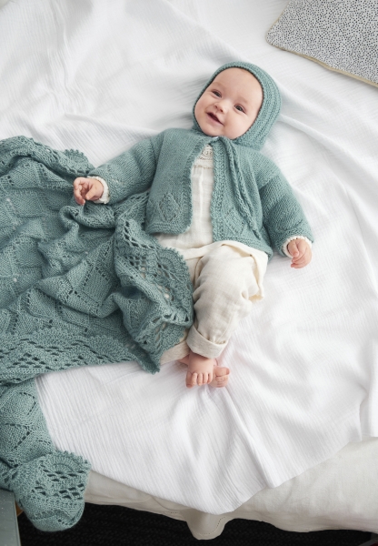 Blaues gestricktes Set: Jacke, Decke, Mütze im zarten Ajourmuster. Weiche, handgemachte Eleganz.