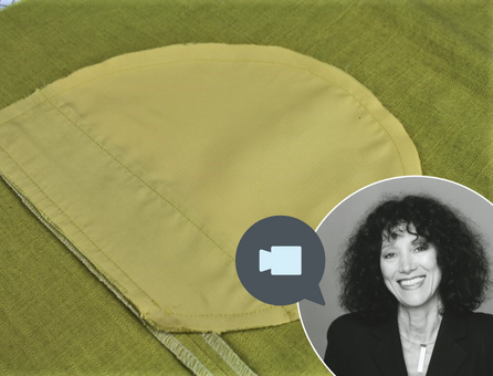 Klassische, selbstgemachte Haube in Senfgelb, minimalistisches Design, modisch und funktional.