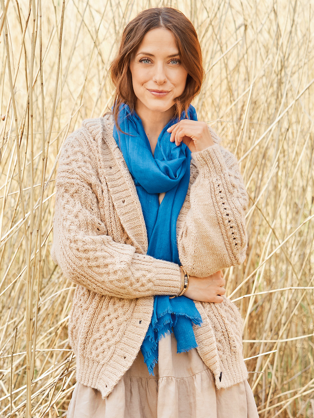 Modellansicht Bild 1: Jacke in Beige mit Aranmuster