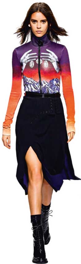 Buntes Oberteil mit Farbverlauf und Print, schwarzer Rock mit Schlitz. Modern, kreativ, originell.