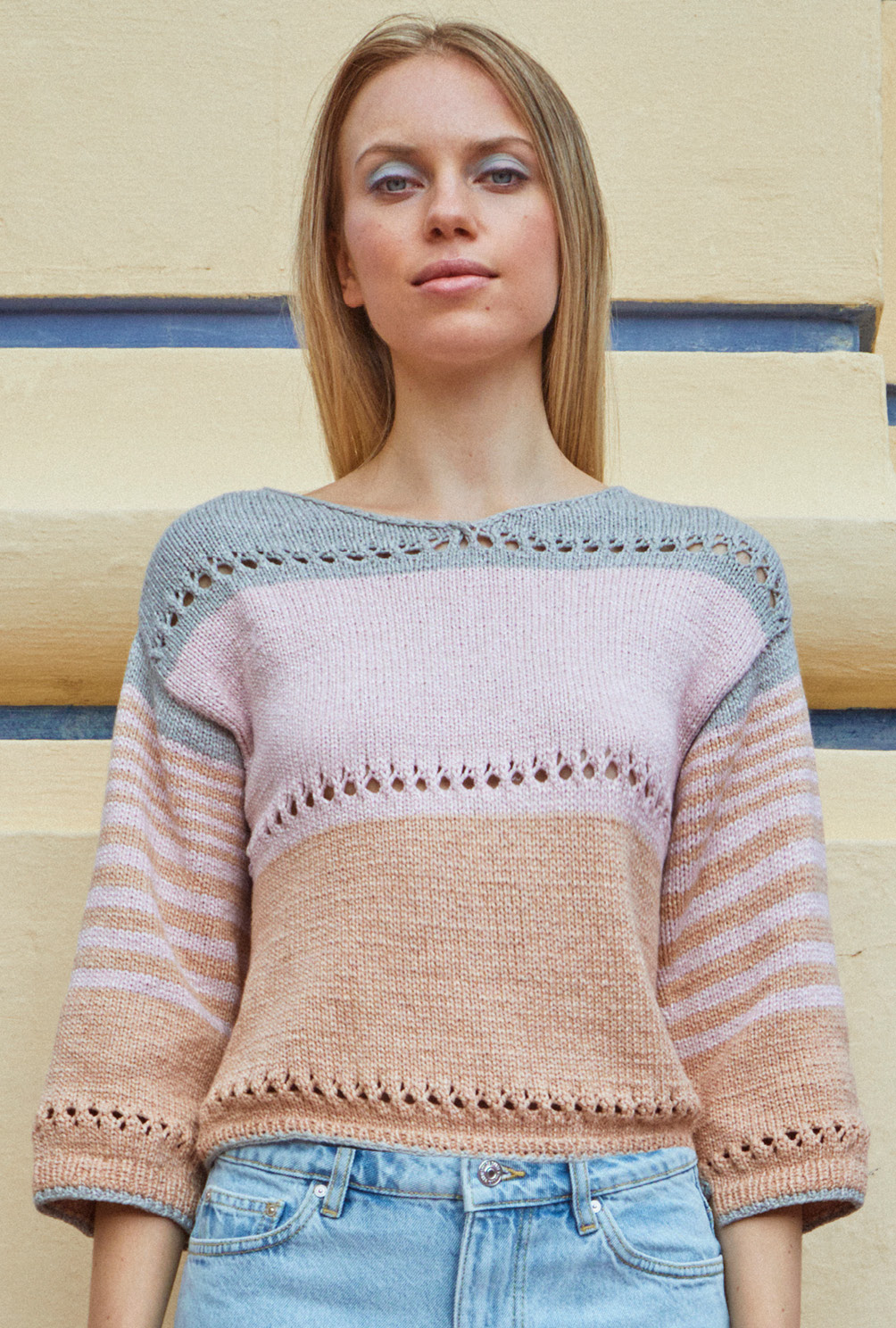 Modellansicht Bild 4: Pulli mit Colorblocking in Make-up-Tönen