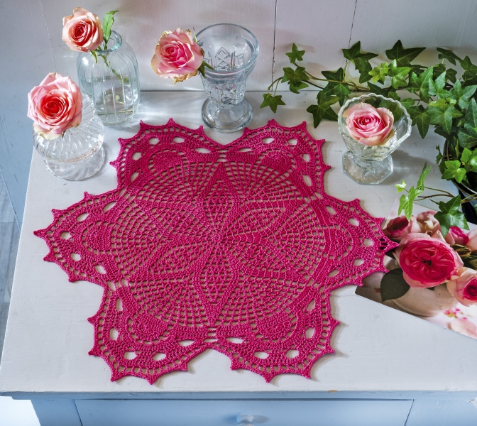 Rotes, handgemachtes häkeln aufwendiges Muster, dekorativ, kunstvoll, DIY mit stilvoller Handarbeit.