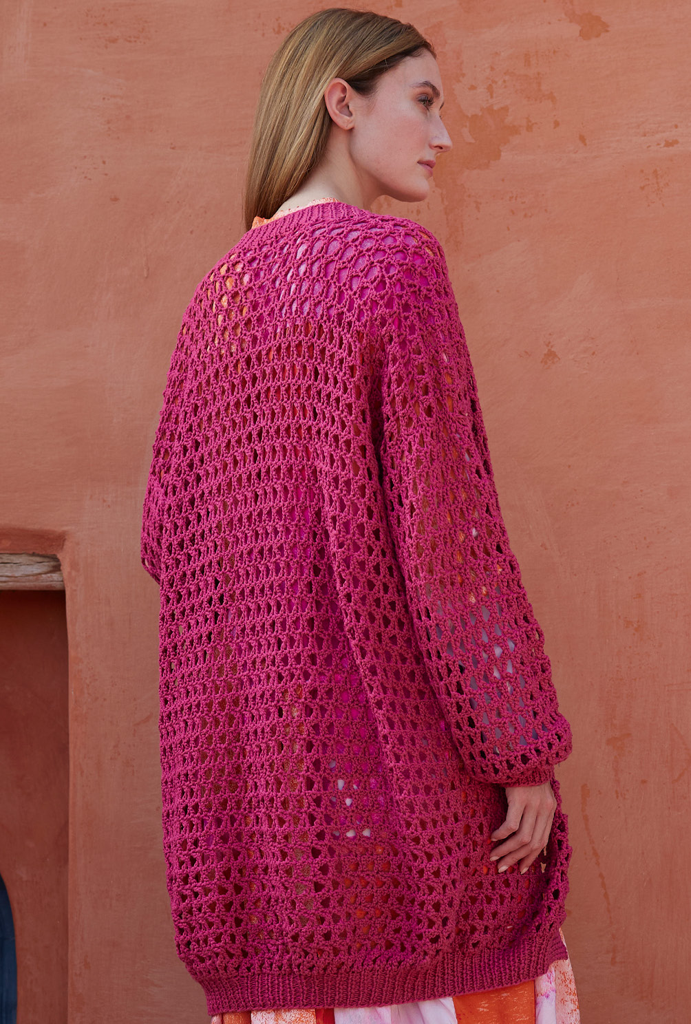 Modellansicht Bild 6: Longjacke in Netzmuster-Optik