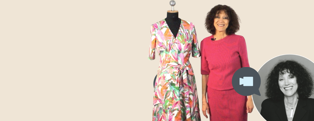 Buntes, florales Musterkleid in Wickeloptik, modisch, selbstgemacht, kreative Handarbeit.