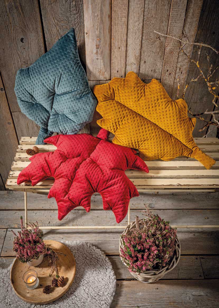 Handgemachte Blattkissen in Gelb, Rot, Blau; gepunktetes Design, modisch und dekorativ.