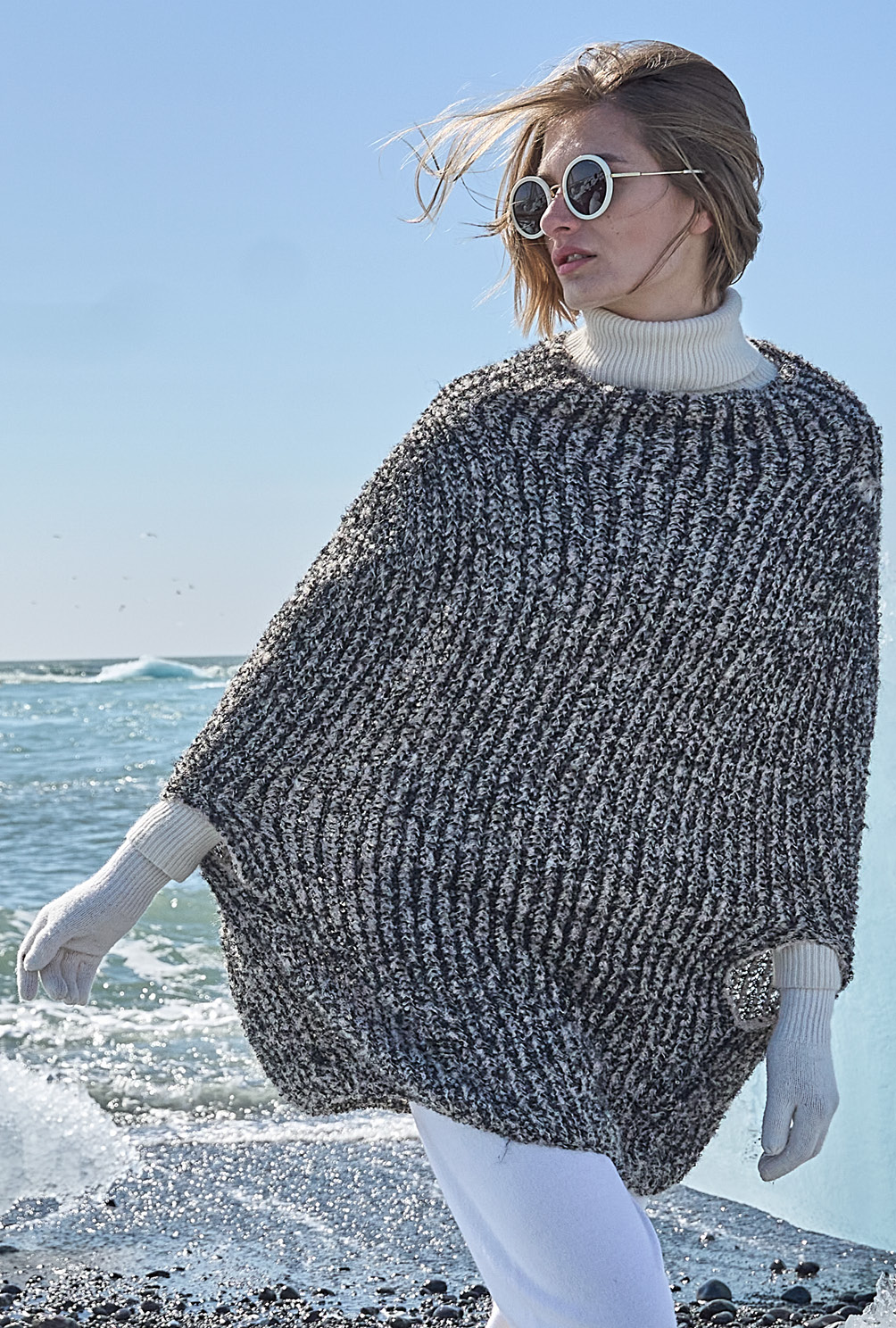 Modellansicht Bild 3: Zweifarbiger Poncho in Beige und Schwarz