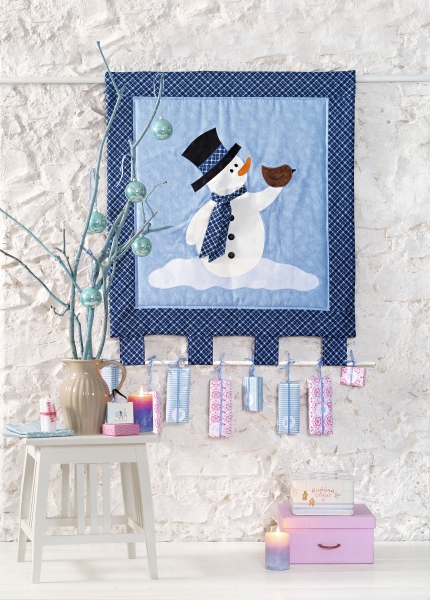 Winterlicher Wandbehang: Schneemann-Motiv, Blau-Weiß, Patchwork, DIY-Stil, modisch handgearbeitet.