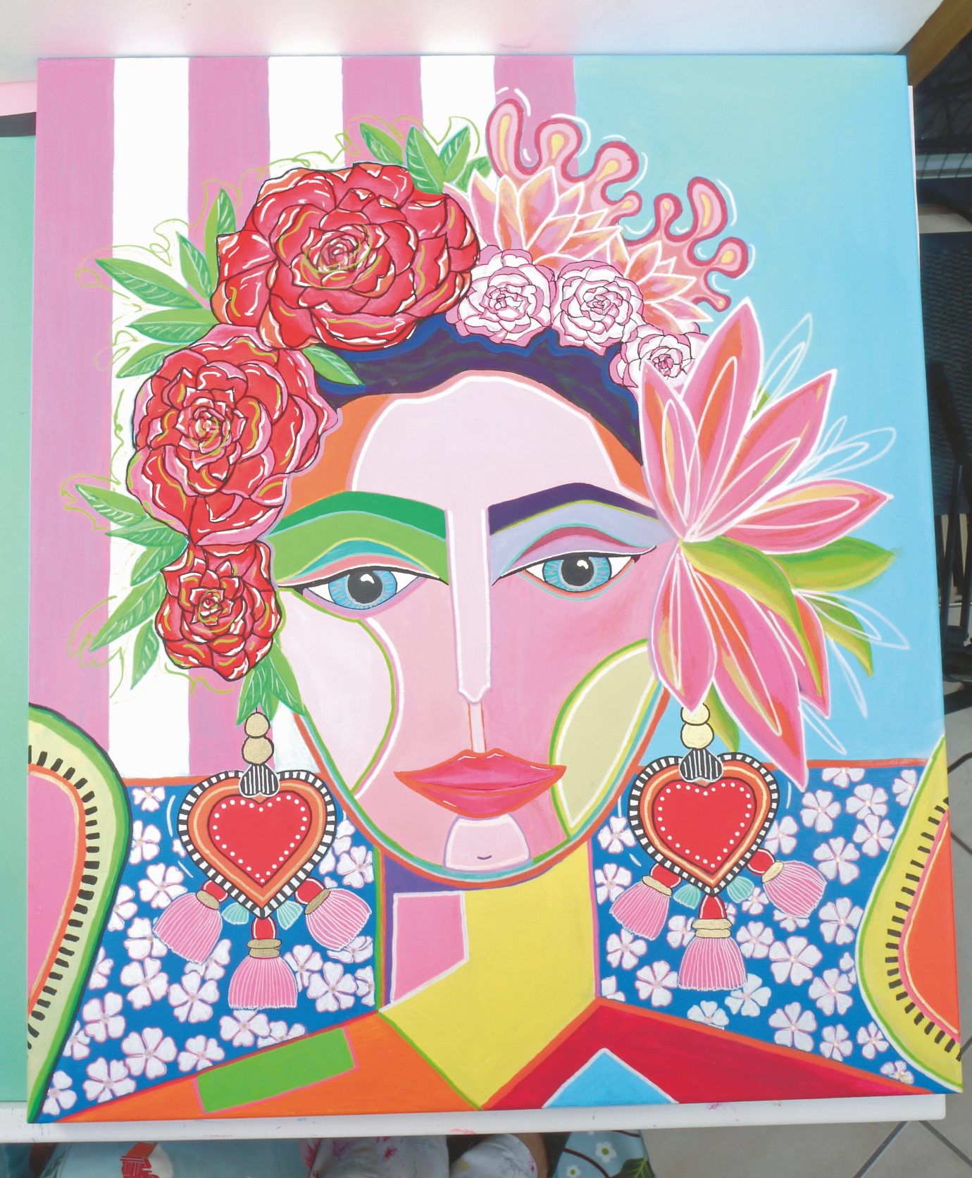 Bunte, geometrische Muster; florales Design; kräftige Farben; ein Hauch von traditionellem Stil, kunstvoll und modisch.