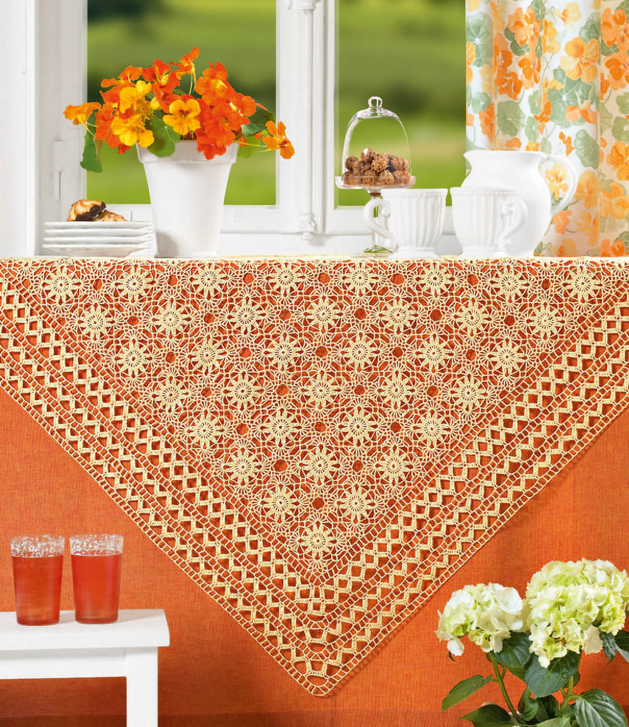 Beige, gehäkelte Tischdecke, florales Muster, filigran, handgemacht, modisch, im quadratischen Schnitt.