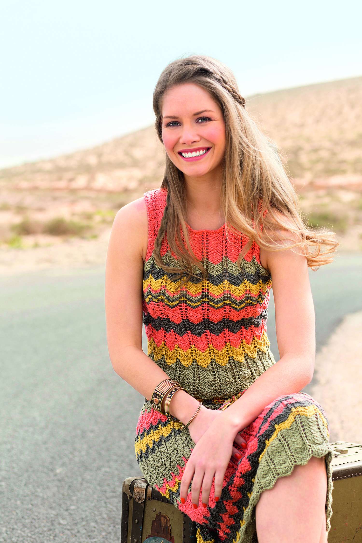 Modisches Strickkleid mit Wellenmuster, warme Erdtöne, tailliert, DIY-Charme, handgearbeitete Details.