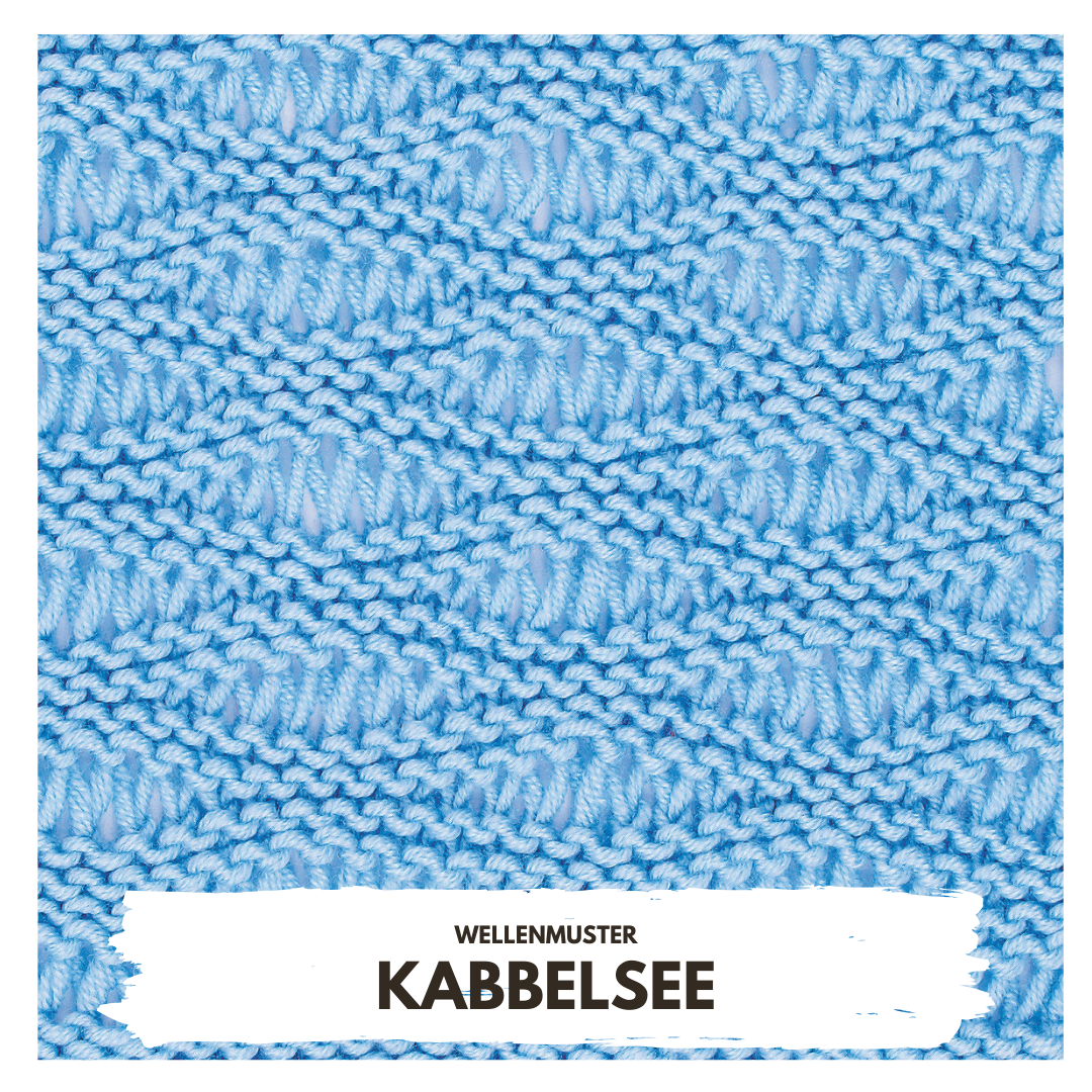 Hellblaue, handgemachte Strickarbeit mit Wellenmuster. Modisches DIY-Design.