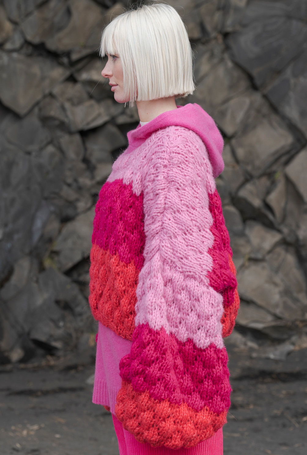 Modellansicht Bild 4: Dreifarbiger Pulli mit Keulenärmeln