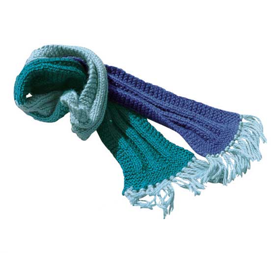 Modisch, mehrfarbig gestrickt, mit blauen und grünen Tönen. DIY-Design mit Fransen als besonderes Detail.
