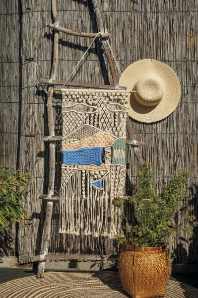 Selbstgemachtes Makramee in Naturfarben mit bunten Akzenten, fransenverziert. DIY-Deko im Bohème-Stil.
