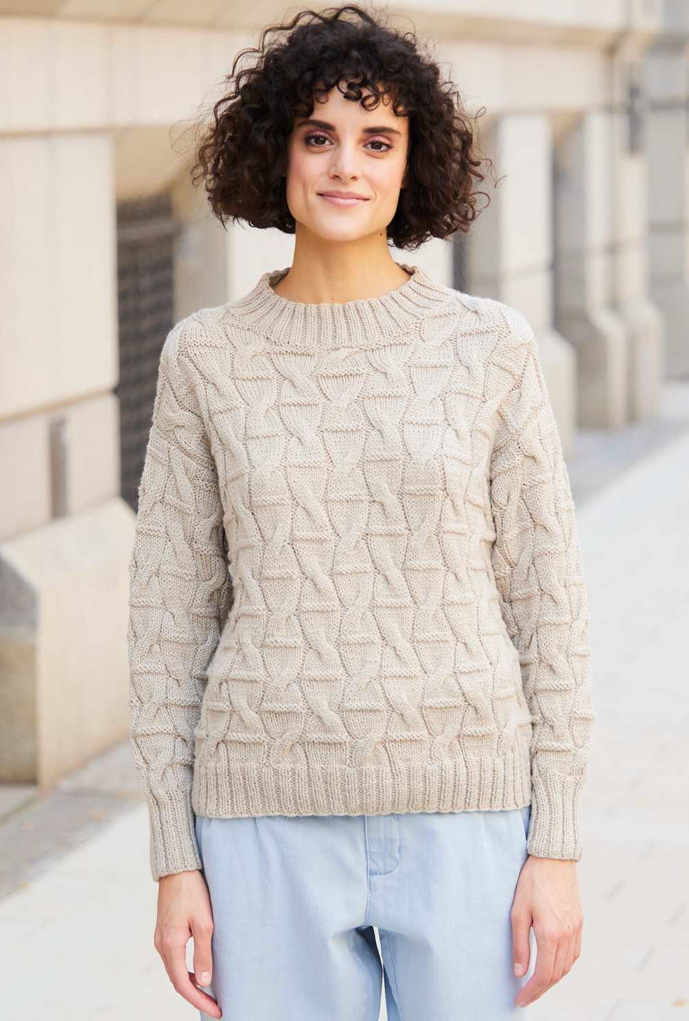 Modellansicht Bild 4: Pullover mit Zopf-Strukturmuster und Turtleneck-Kragen