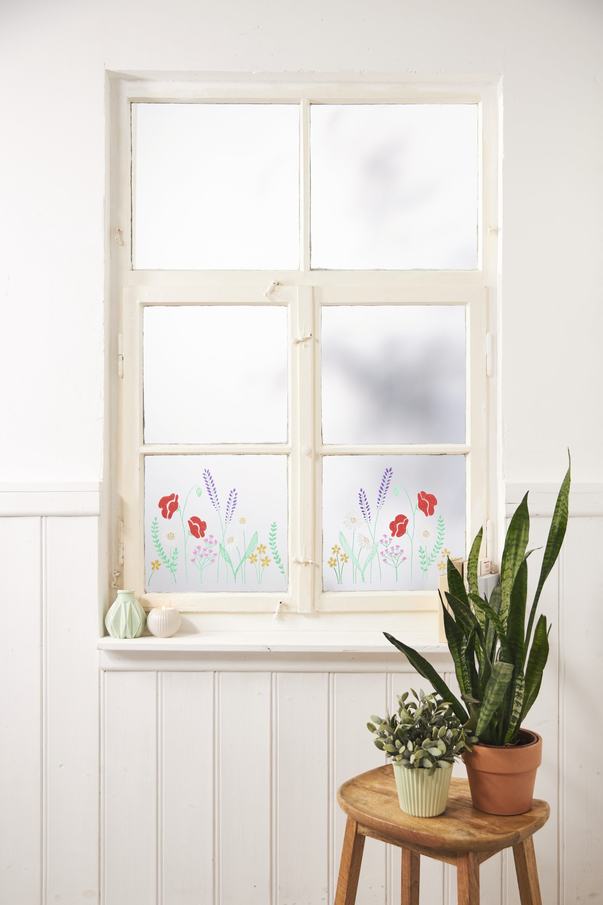 DIY-Fensterdeko mit farbenfrohen Blumenmustern. Handgemalt, lebendig und stilvoll gestaltet.