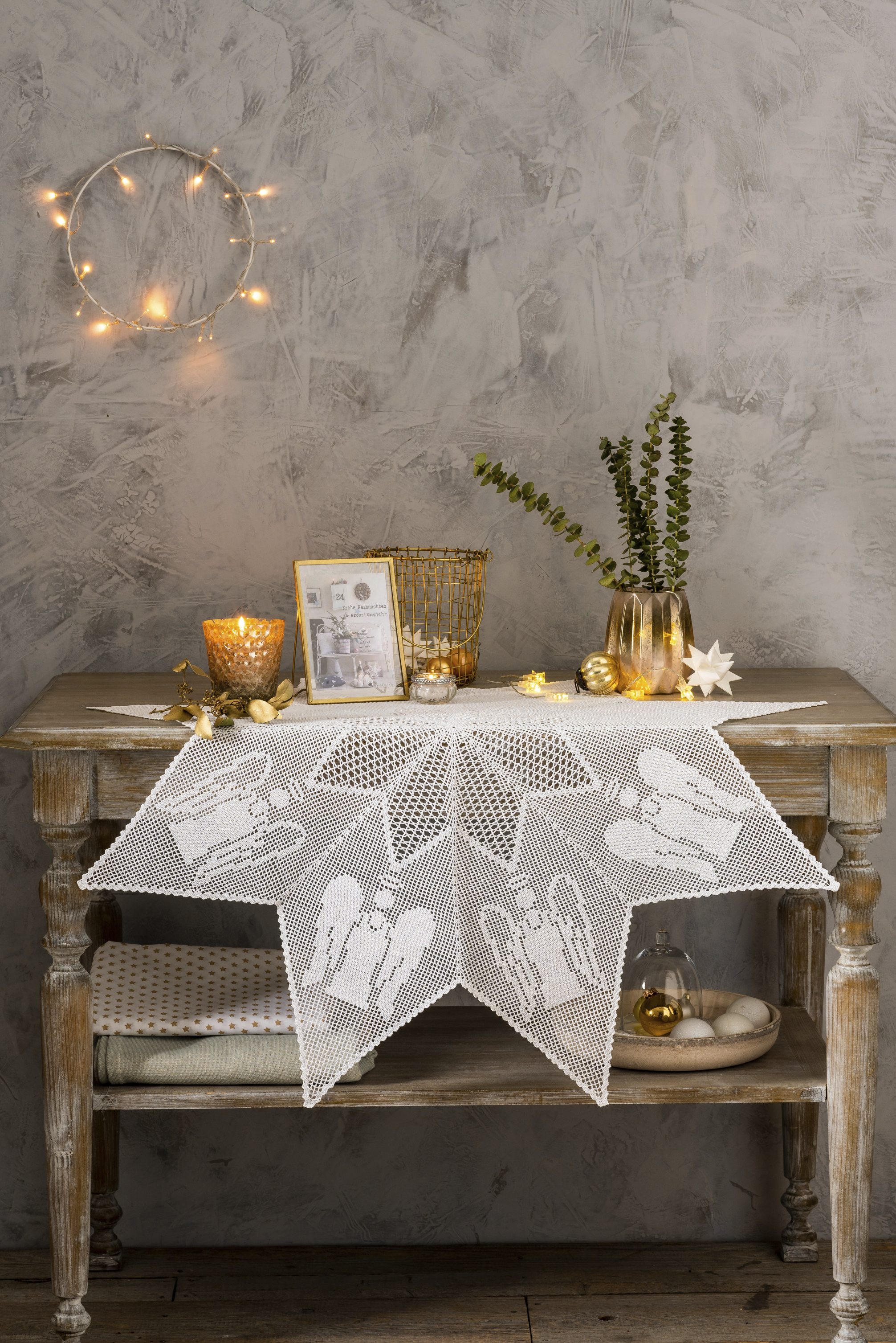 Weißer, handgemachter Tischläufer mit Engel-Muster, modischer Sternschnitt, feine Details.