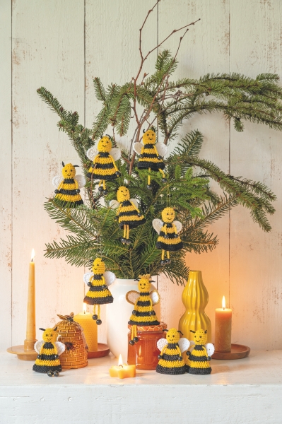 Handgemachte gelb-schwarze Bienenfiguren, gehäkelt, stilvoll und detailreich mit Flügel-Details. Dekorativ und modisch.