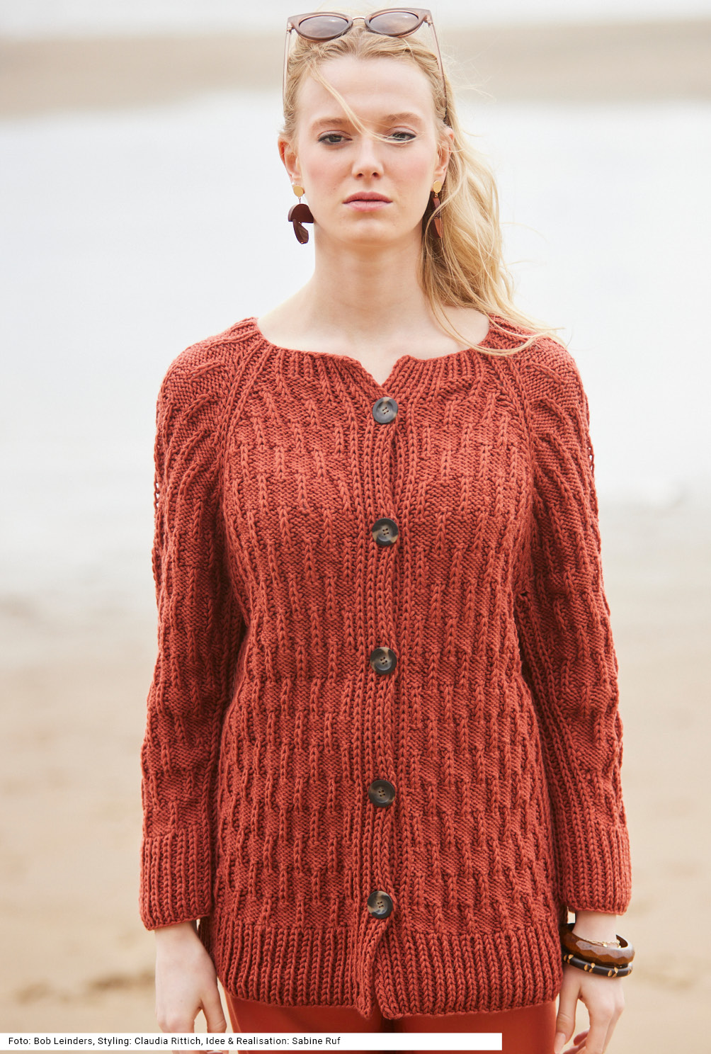 Modellansicht Bild 2: Raglanjacke mit Strukturmuster in Terracottabraun