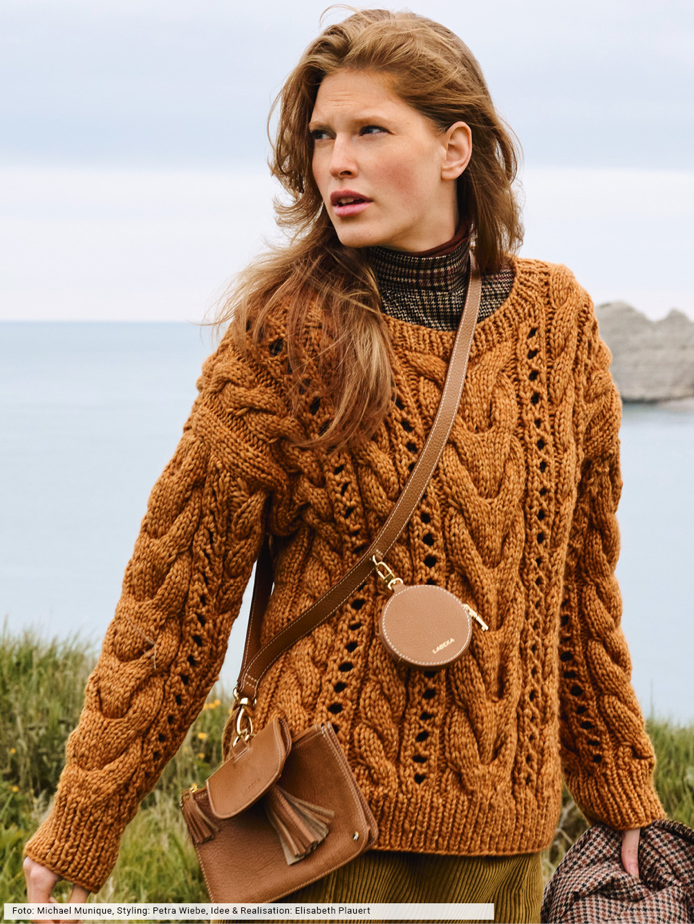 Modellansicht Bild 1: Pulli mit Zopf- und Lochmuster-Streifen