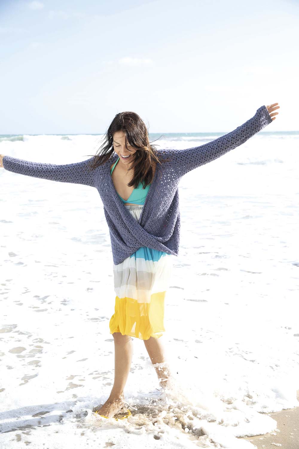 Lässiger lila Strickpullover über farbigem Kleid, modisch, handgemacht, entspannt.