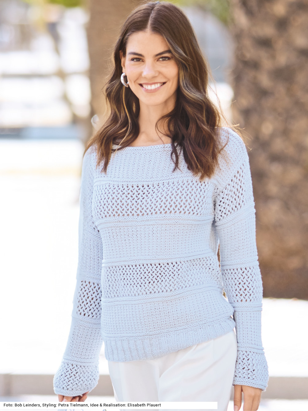 Modellansicht Bild 1: Pullover mit Loch- und Rippenmusterstreifen