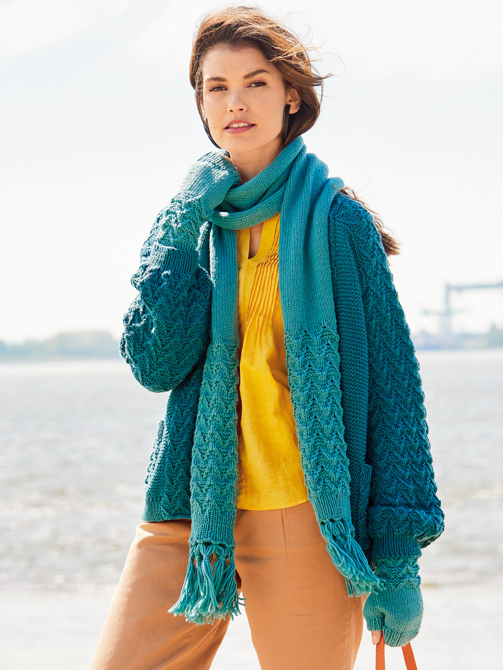 Modellansicht Bild 1: Smaragdgrüne Jacke mit Schal und fingerlose Handschuhe in Mintgrün