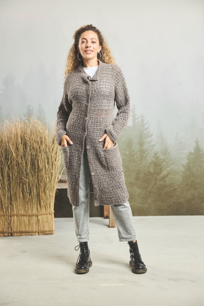 Langer grauer Strickmantel, modisch, grobes Muster, handgemacht, lässiger Schnitt, kombiniert mit hellen Jeans.