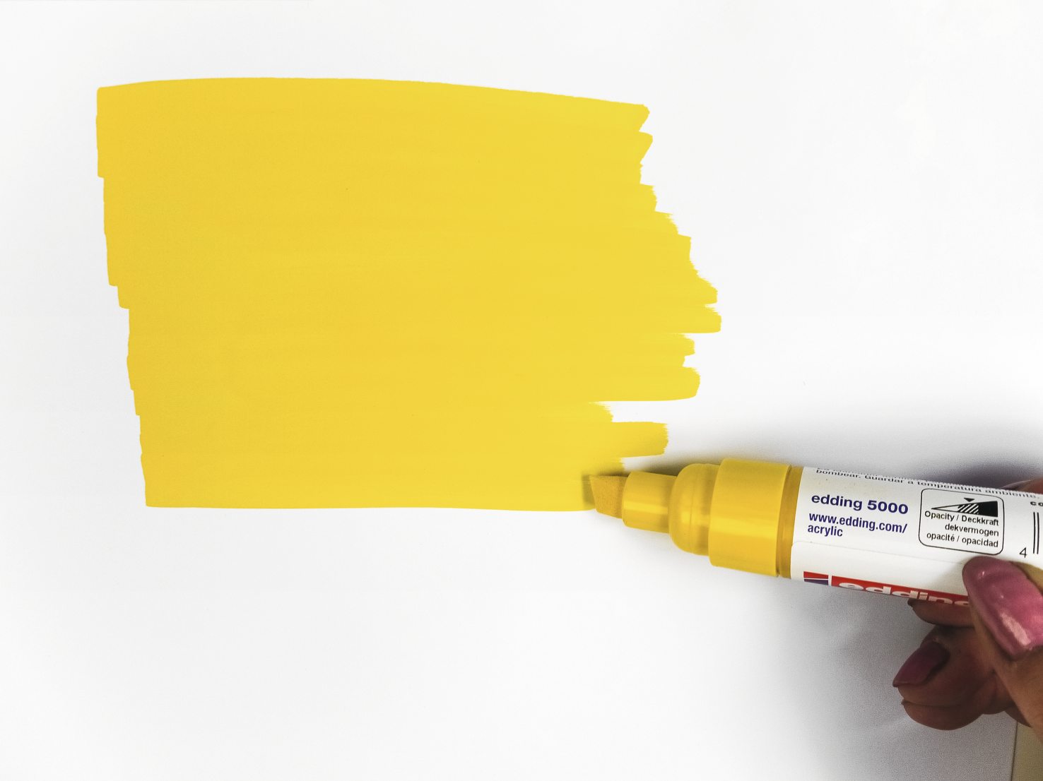 Ein markanter gelber Farbstrich, gezogen von einem Marker. DIY-Ausdruckskraft in strahlendem Gelb.