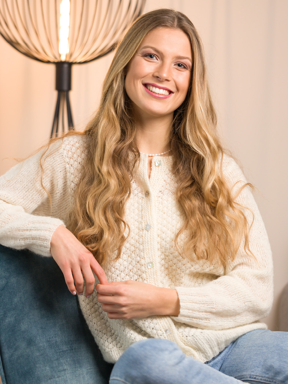 Modellansicht Bild 1: Rachel - Jacke mit Dornröschenmuster in Natur