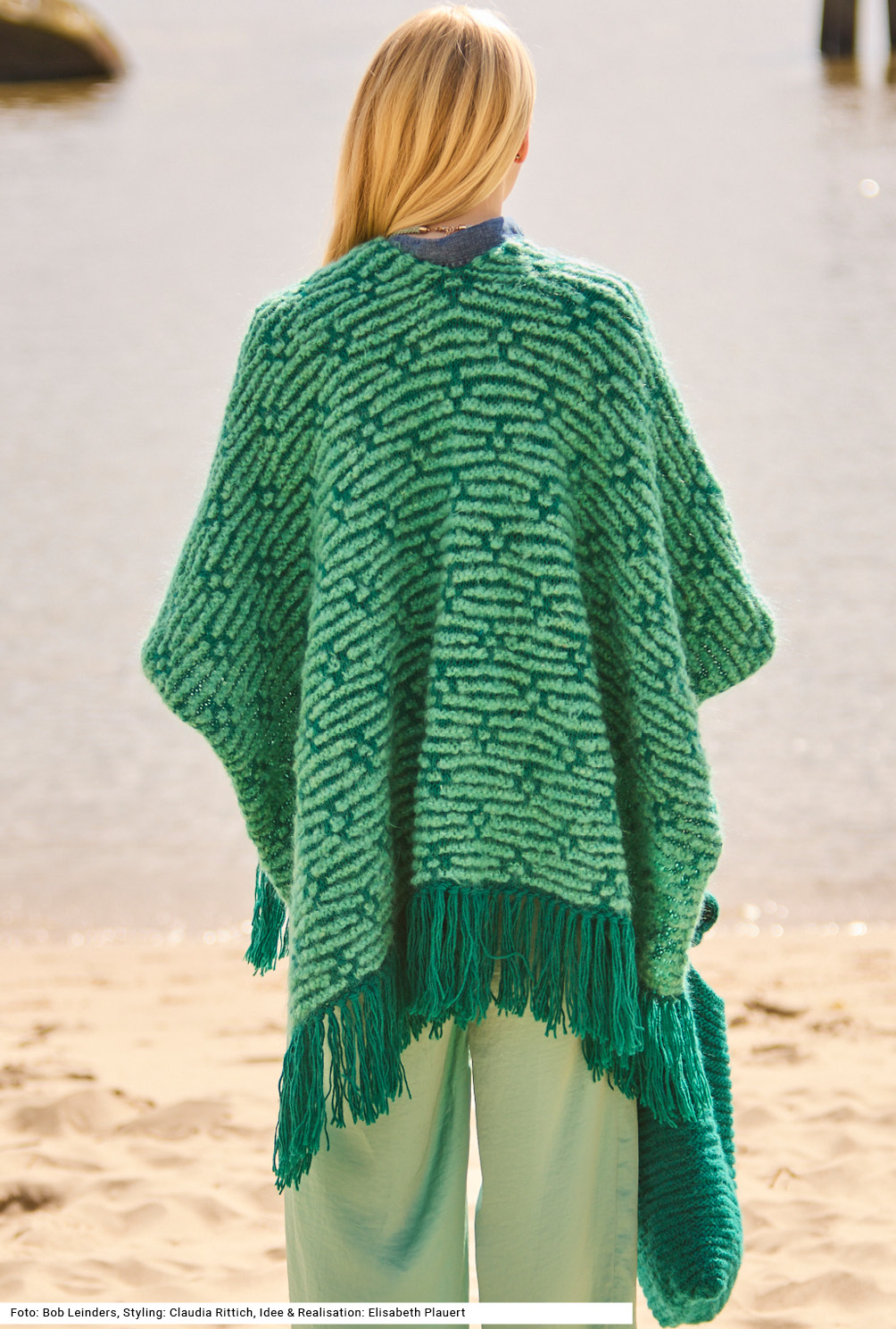 Modellansicht Bild 5: Poncho und Tasche