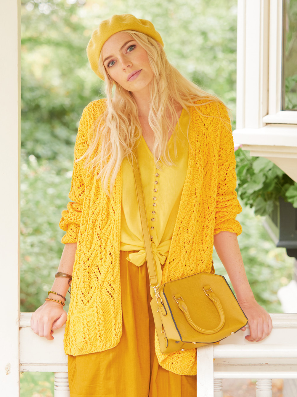 Modellansicht Bild 1: Gute Laune garantiert: die lange Jacke im Ajourmuster leuchtet mit der Sonne um die Wette