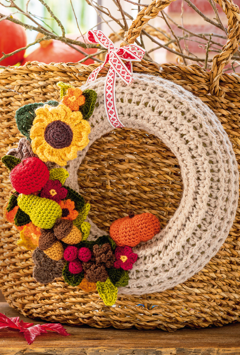 Gehäkelte Herbstdeko mit Erntekranz, Wichtelmädchen und Vogelscheuche 