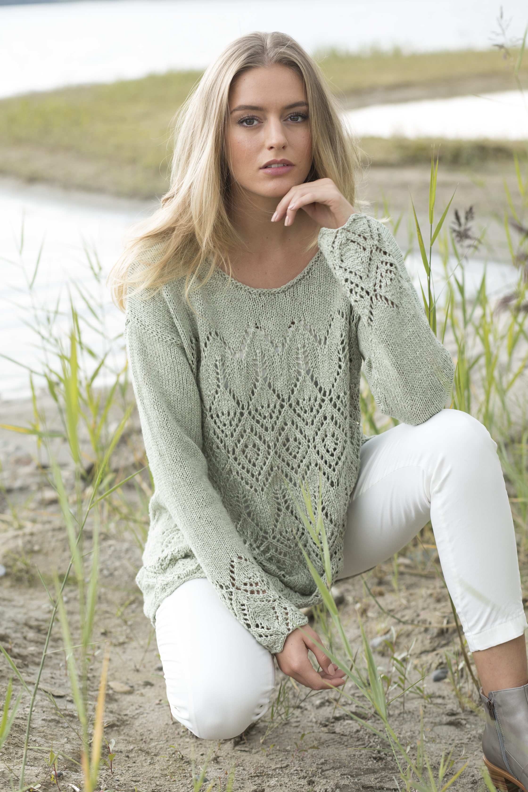 Modellansicht Bild 2: Grüner Pulli mit Ajourmuster