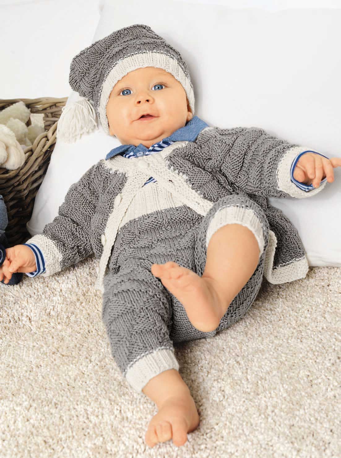 Handgestricktes Set in Grau und Creme; gemustert, mit Mütze und Bommel. Stilvoll und gemütlich.