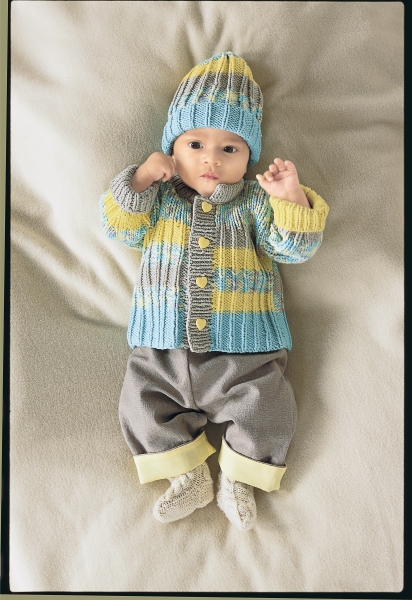 Modisch gestrickte Babyjacke und Mütze in Blau und Gelb, kombiniert mit grauen Hosen. Selbstgemacht, einzigartig.