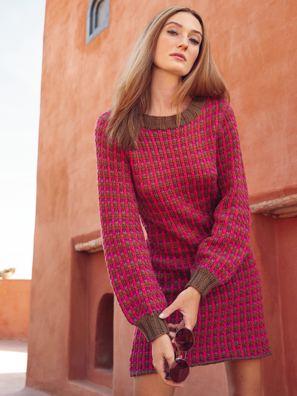 Modellansicht Bild 1: Kleid im Hebemaschenmuster