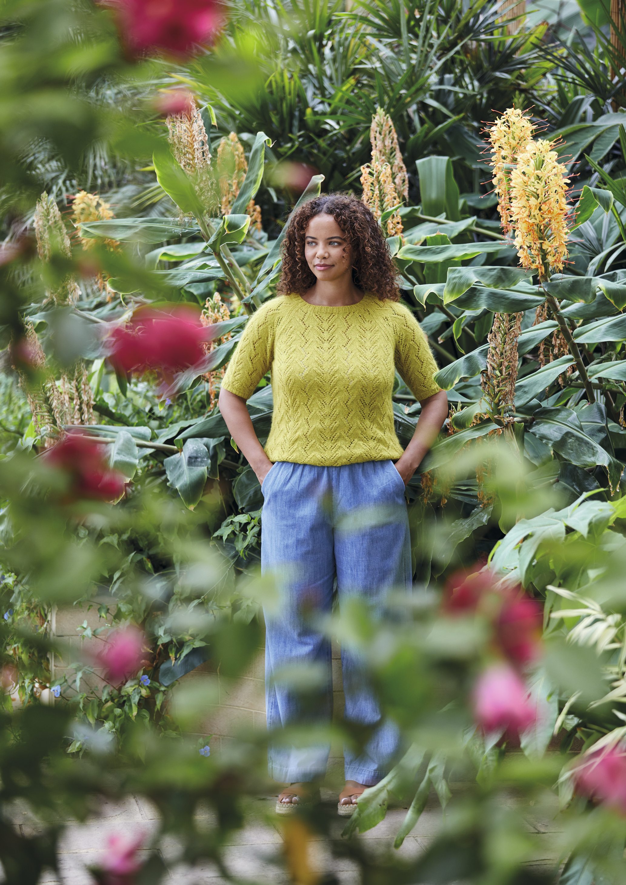Modischer gelber Strickpullover mit Zickzack-Muster und lässiger blauer Hose. Selbstgemachtes Design.