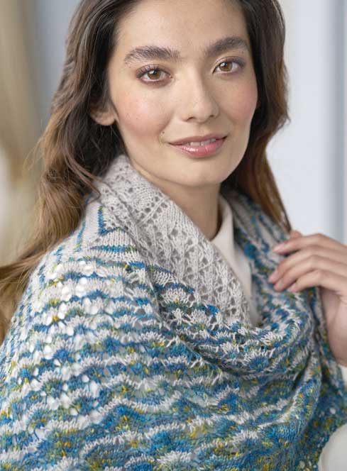 Modischer, handgestrickter Schal in Blau-, Grün- und Grautönen. Aufwendiges Zickzackmuster, weiches Garn.