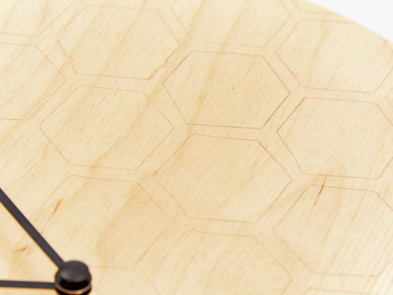 Helles Holz mit sechseckigem Muster, moderne, handgemachte Ästhetik. DIY-Look.