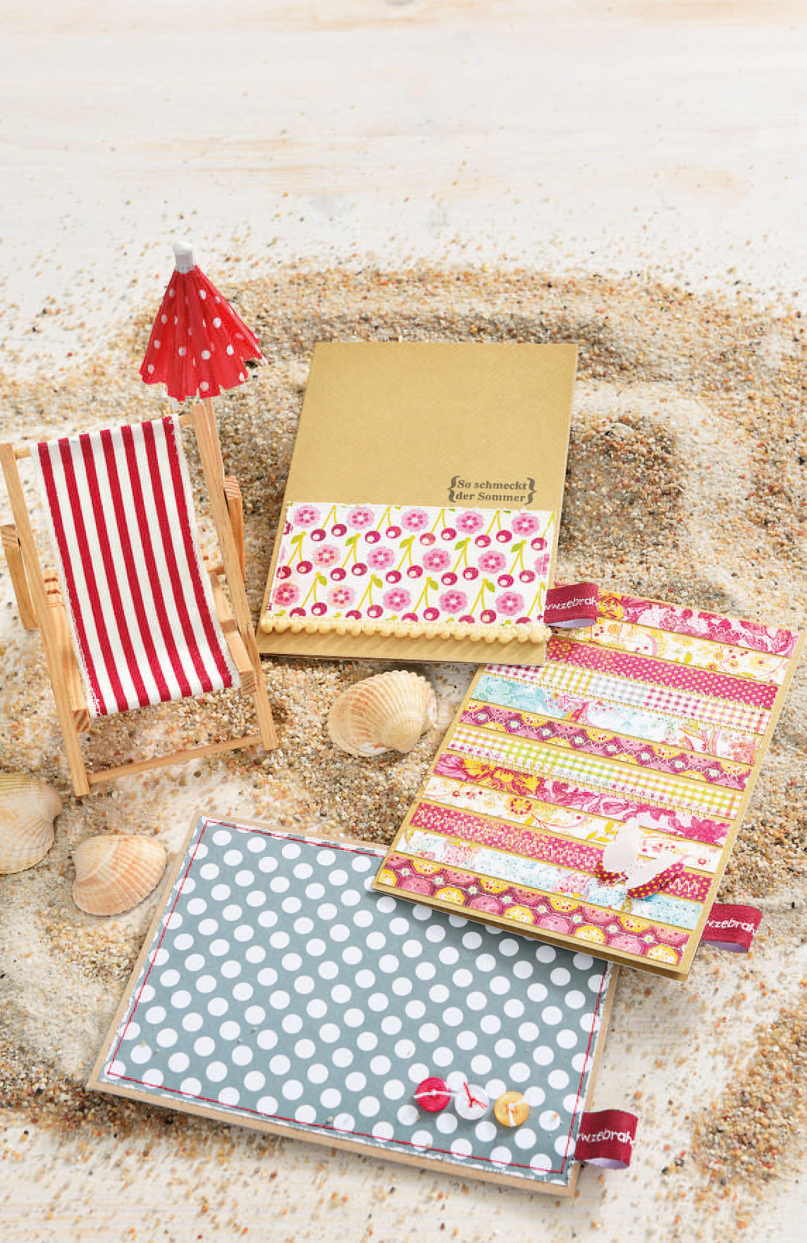 Bunte, handgemachte Notizbücher mit Streifen und Punkten. Stoffhülle in lebendigen Farben und Mustern.