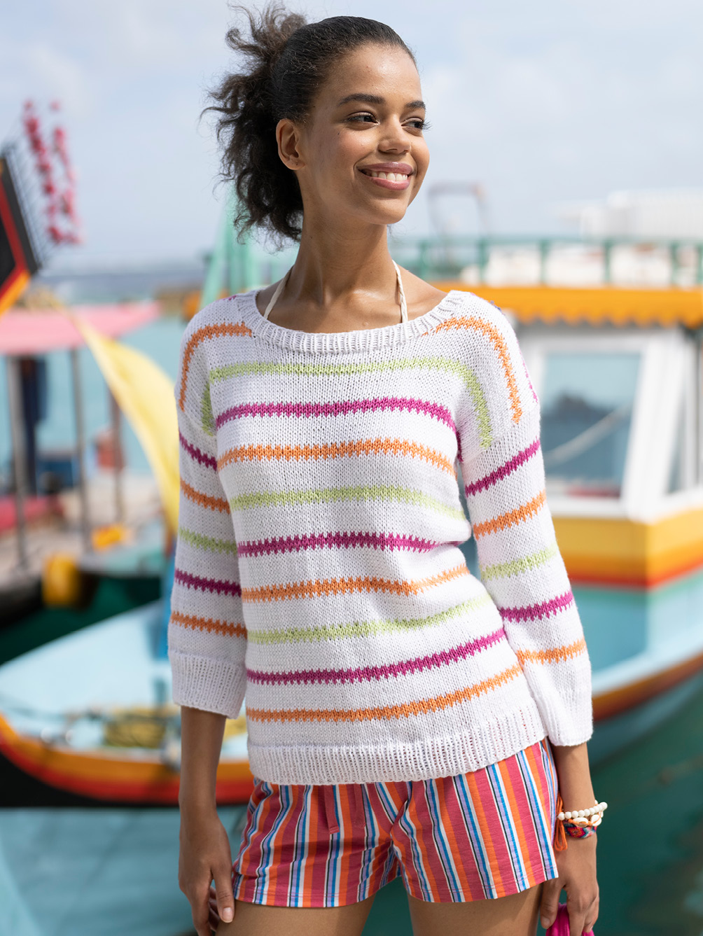 Modellansicht Bild 1: Gestreifter Pulli mit Jacquardmuster