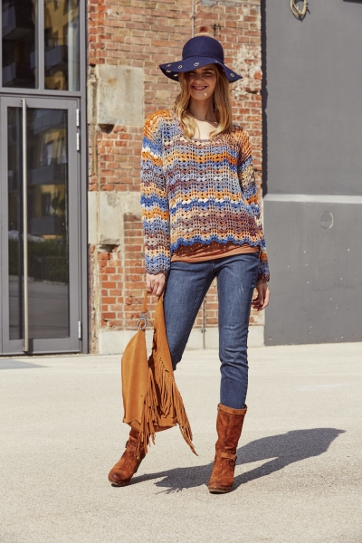 Modischer Strickpullover in Erdtönen, selbstgemacht; Jeans, braune Fransenstiefel und Tasche. Lässiger Chic.