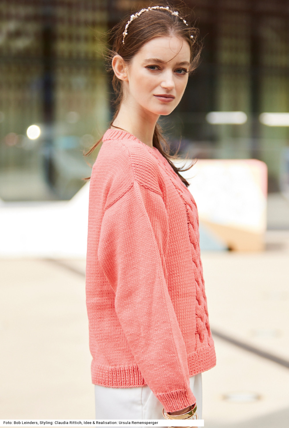 Modellansicht Bild 4: Pulli mit Zöpfen und Fallmaschen in Korallenrot