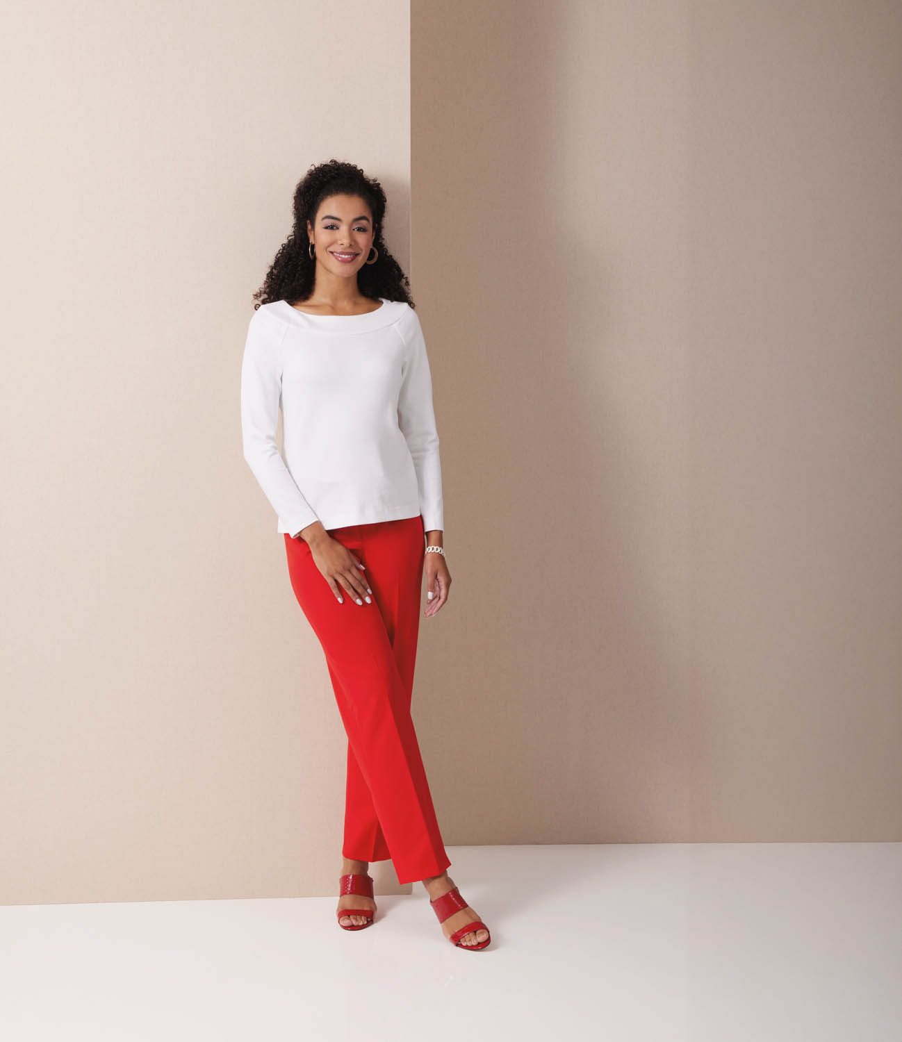 Weißes Oberteil, rote Hose, Sandaletten; klare Linien, kontrastreiche Farbkombi, modern, modisch.
