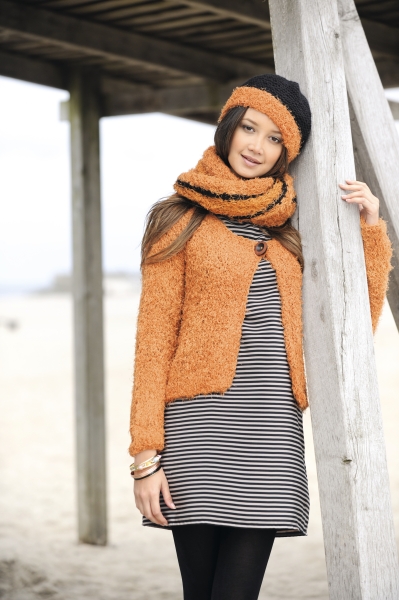 Modische, handgemachte Strickmütze und Schal in Orange, gestreiftes Kleid, kuscheliger Cardigan. DIY-Look.