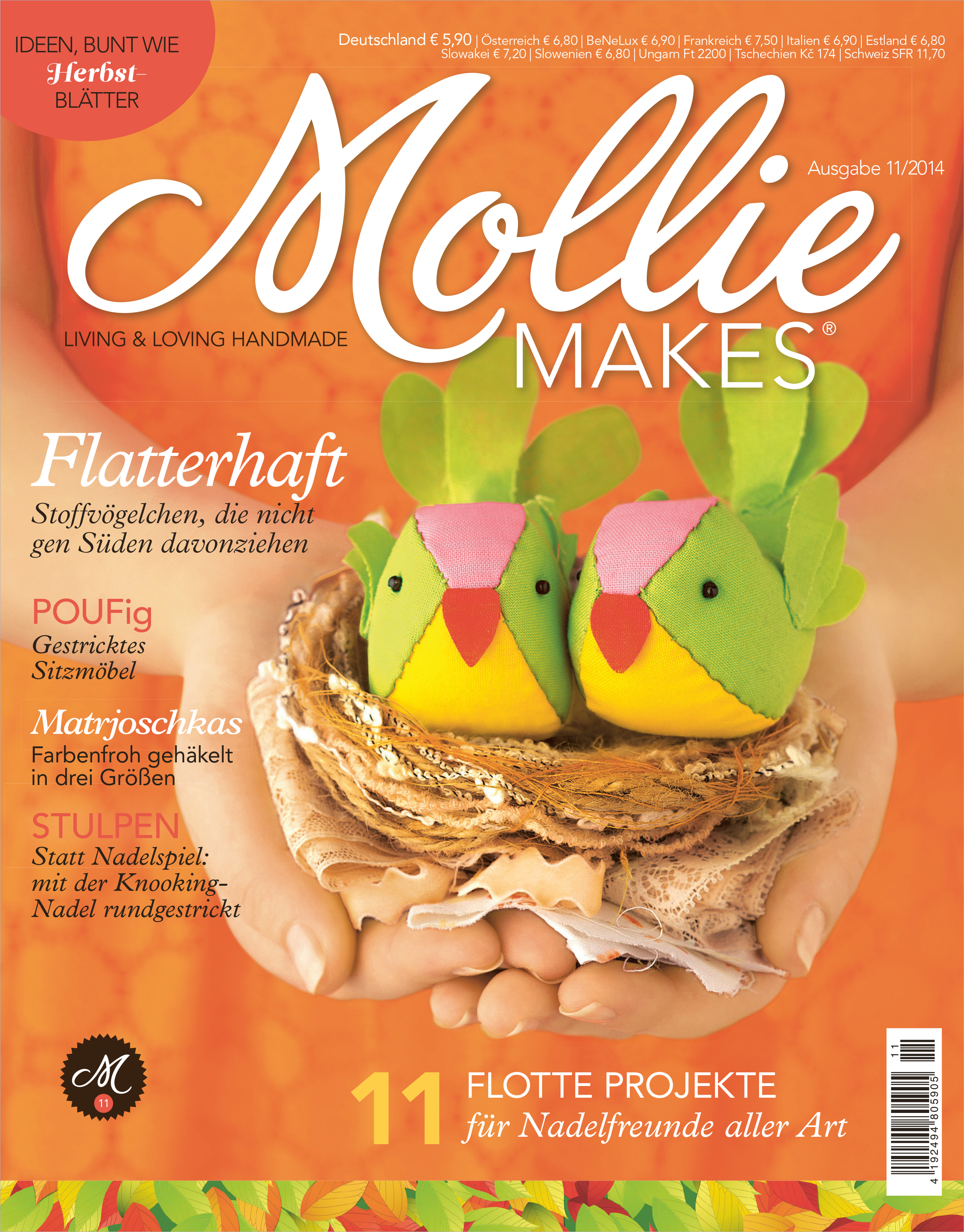 Bunte, selbstgemachte Stoffvögel mit grünen Flügeln und rosa Köpfen auf Spitze; handgearbeitete Details.