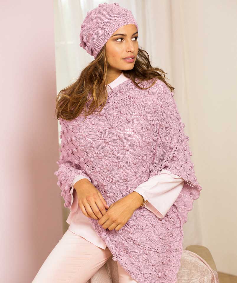 Modisches, handgemachtes Outfit in Rosa. Strickmuster mit eingearbeiteten Punkten, lässiger Schnitt. Poncho und Mütze.
