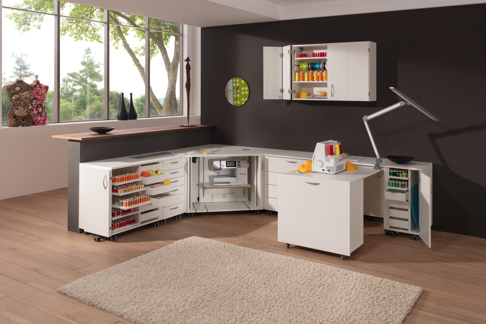 Weißer Eckschrank mit reichlich Stauraum für Nähzubehör. Modisch und funktional gestaltet. Ideal für DIY-Fans.
