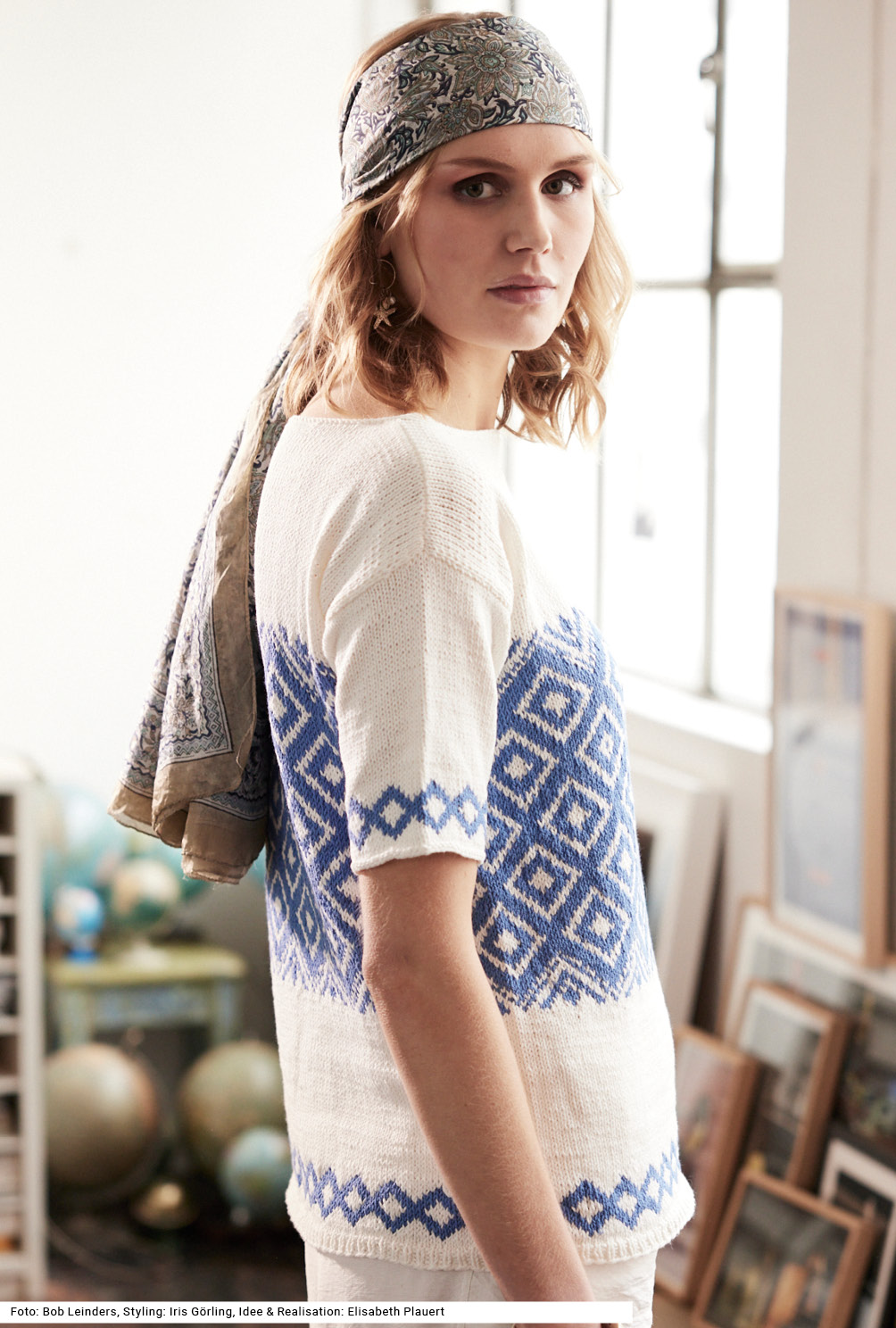 Modellansicht Bild 4: Kurzarmpulli mit Jacquardmuster in Ecru und Blau